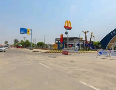 Prime Location Commercial Plot For Grabs In 8 Marla Lahore