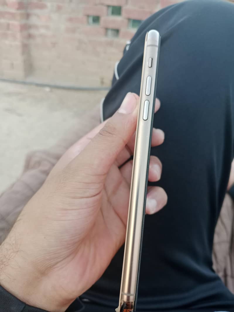 Apple iPhone 11 Pro Max 4