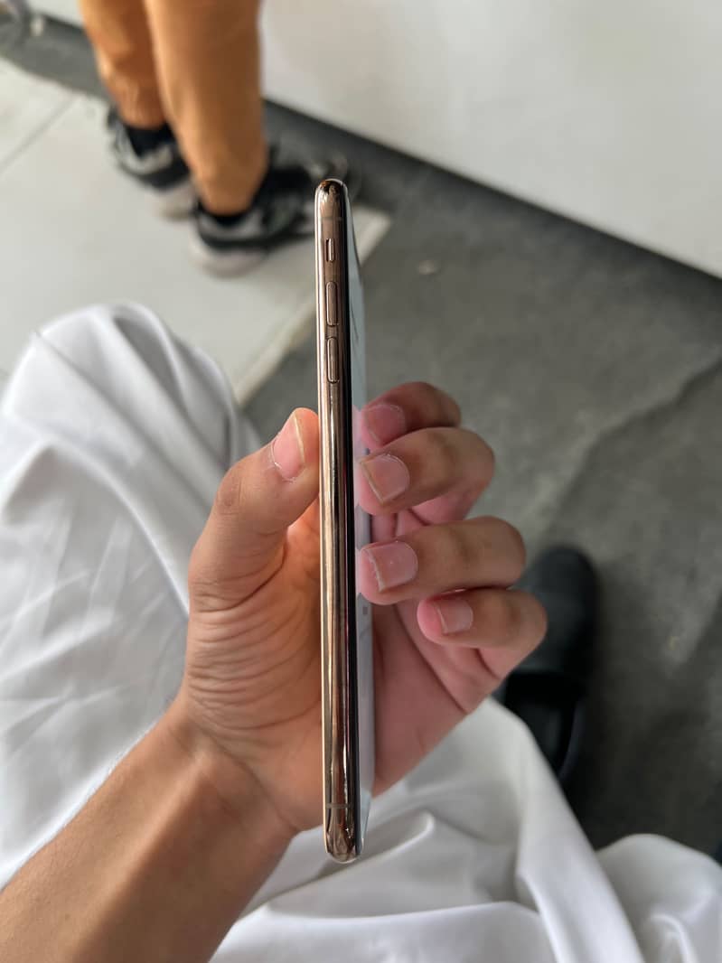 Apple iPhone X 4