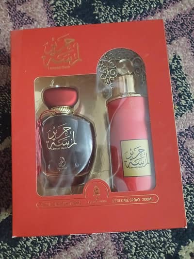 Gift set consisting of body spray and perfume.
