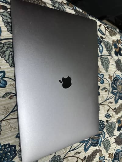 MacBook Pro 15" 2018 i9 32GB 512GB + Original 96W Charger
