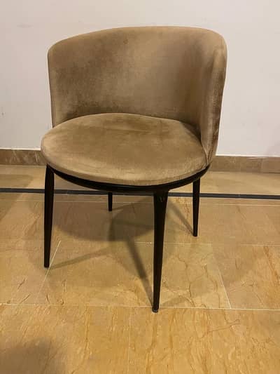 Luxury Velvet Chair – Excellent Condition | Modern Wooden Legs