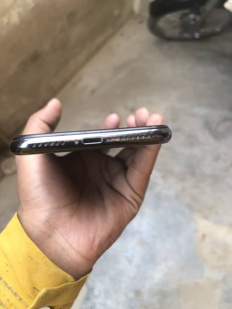 Apple iPhone X 4