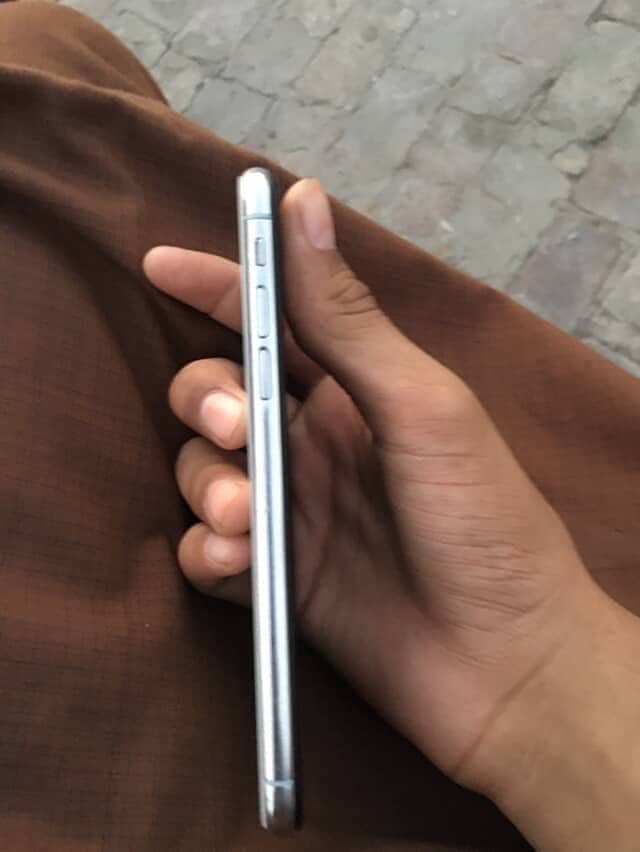 Apple iPhone X 4