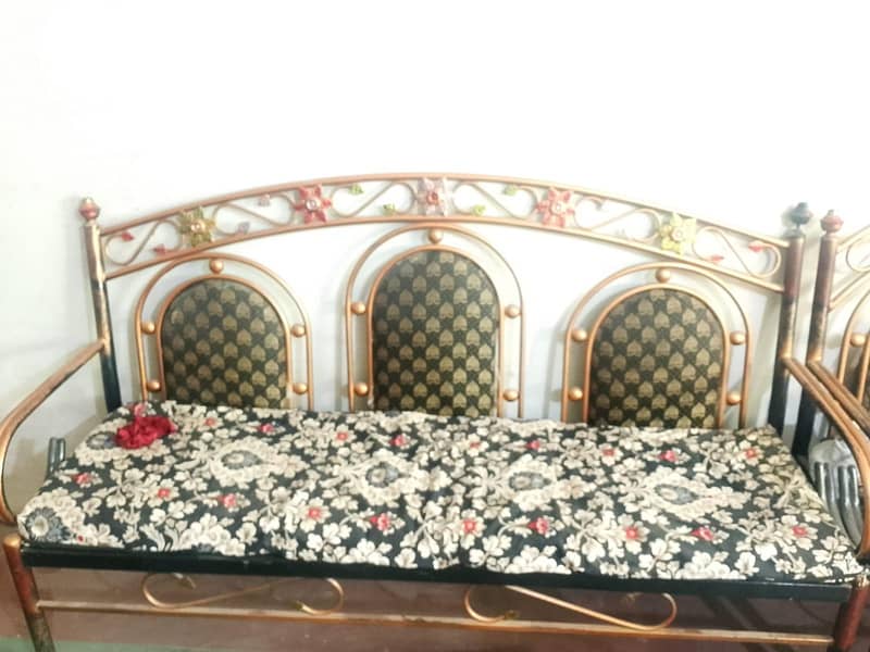 Bed, Soofa, Dreesing table 4