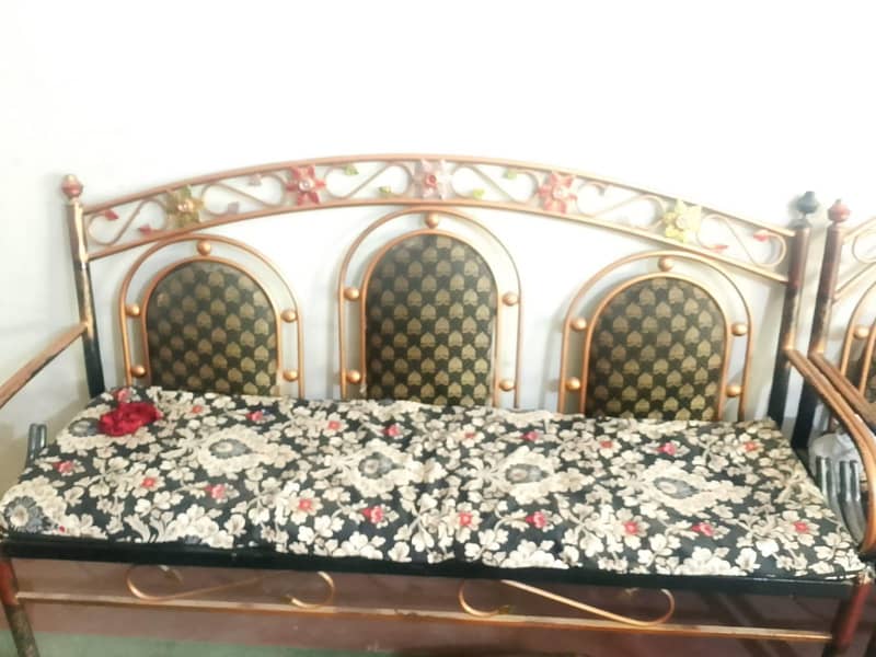 Bed, Soofa, Dreesing table 5