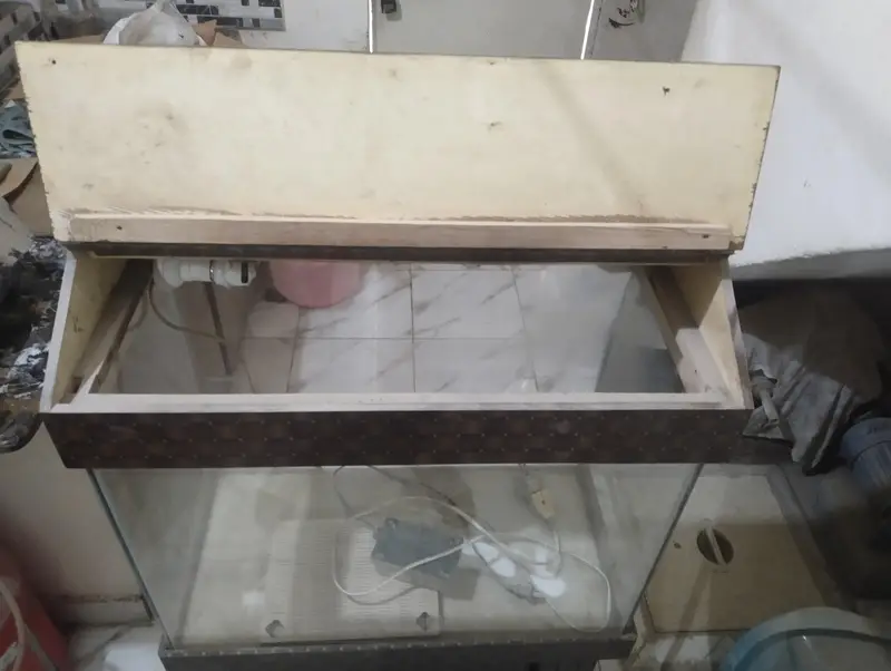 Aquarium with wooden cabinet stand — photo 9