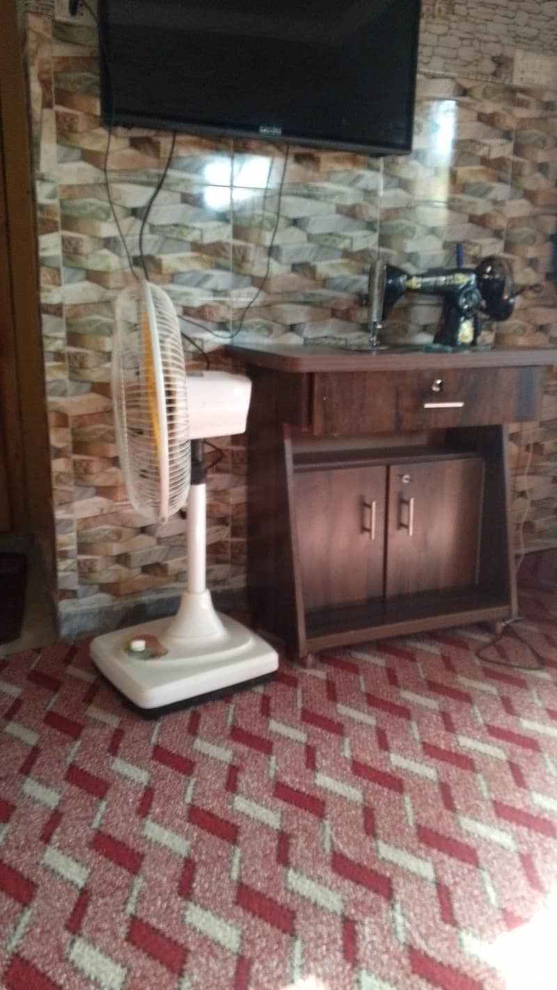 side table nd slaee machine ka table 0