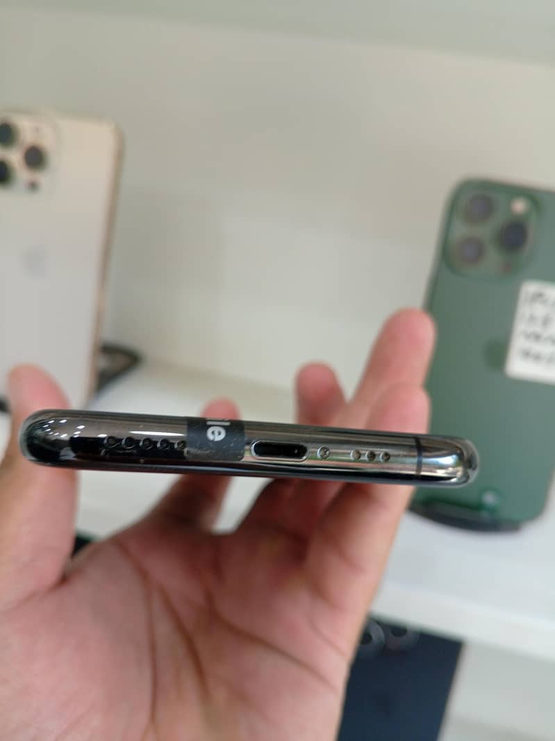Apple iPhone 11 Pro 4