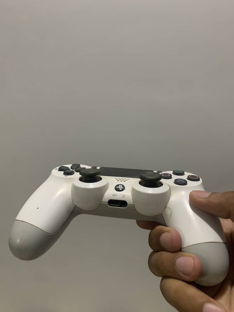 Dual Shock 4 wireless controller 1