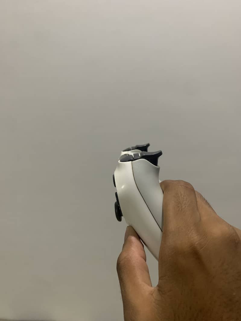 Dual Shock 4 wireless controller 2