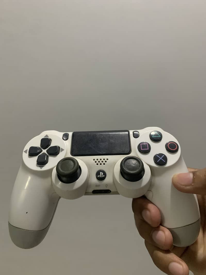 Dual Shock 4 wireless controller 3