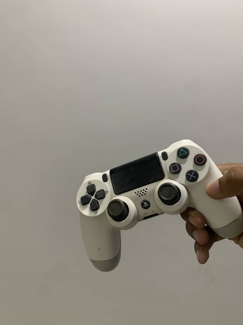 Dual Shock 4 wireless controller 4
