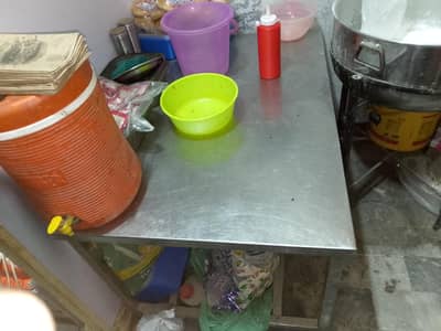 chalta hua set ha 2 fryr hain hot plat ha crokri ka Sara saman ha