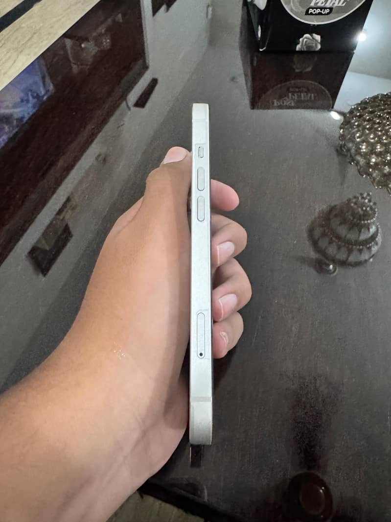 iPhone 13 4