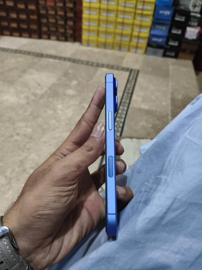 Apple iPhone 16 3