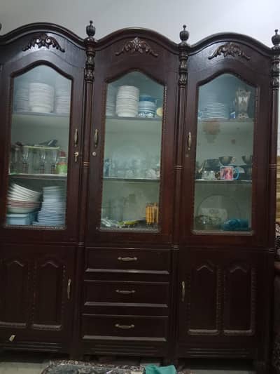 Showcase and Clouths Capbord