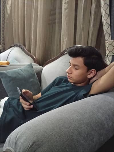 huzaifa age 18