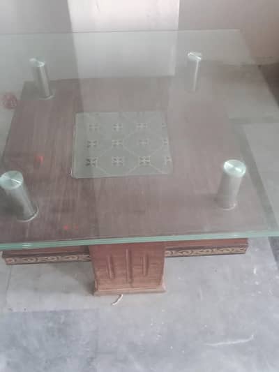 table in very good condition slightly used and peti in very big size