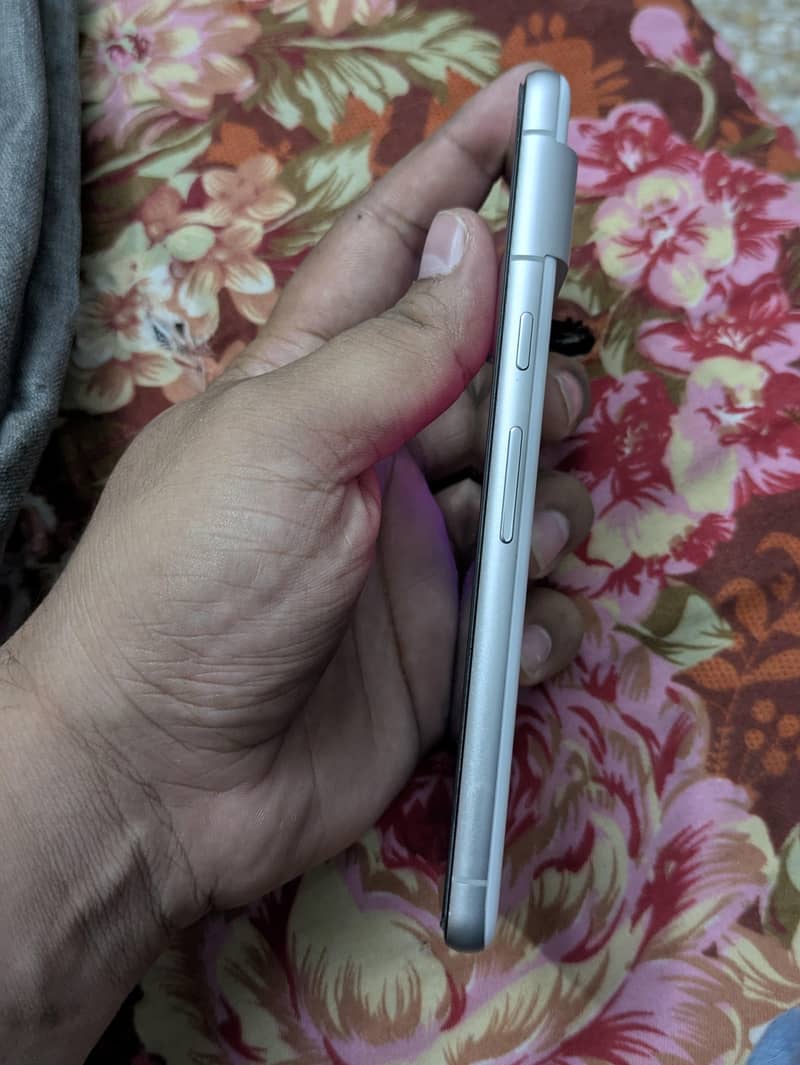 Google Pixel 7 4