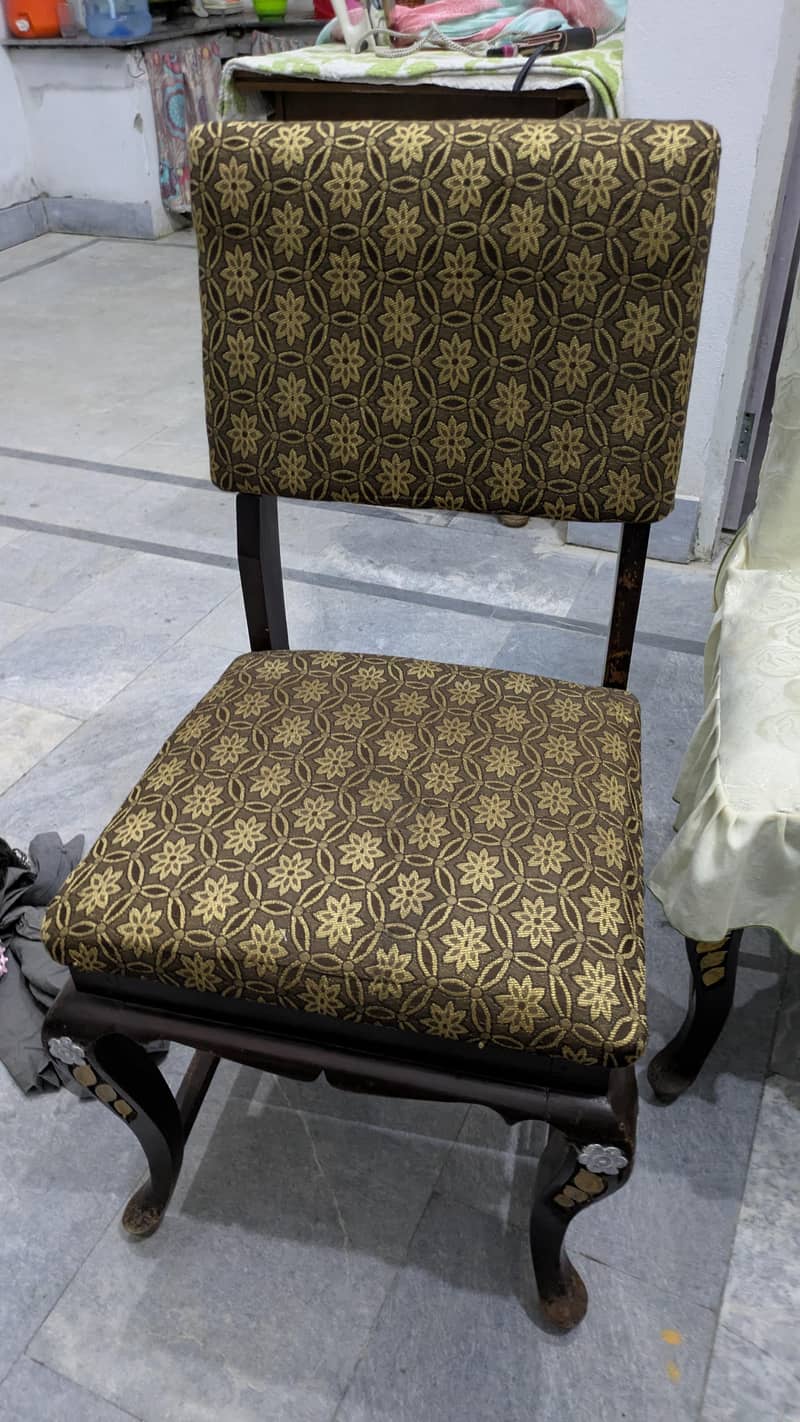 Dining table + chairs 6