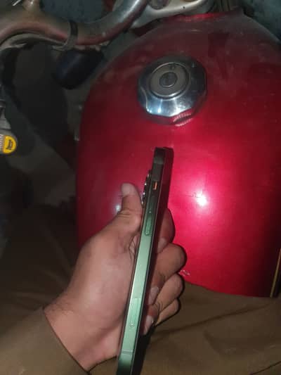 Apple iPhone 13
