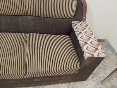 3 seater sofa good quality and in good condition
