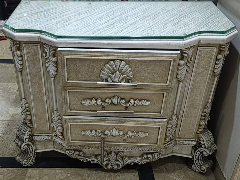 2 side tables 0