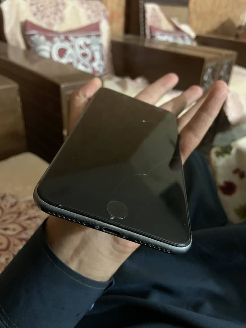 Apple iPhone 8 Plus 4