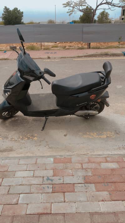 CROWN ELECTRIC SCOOTY 2000km drove
