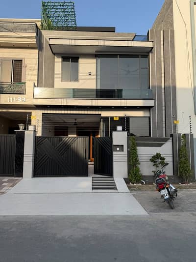 Prime Location 5 Marla House Ideally Situated In Central Park - Block BB
