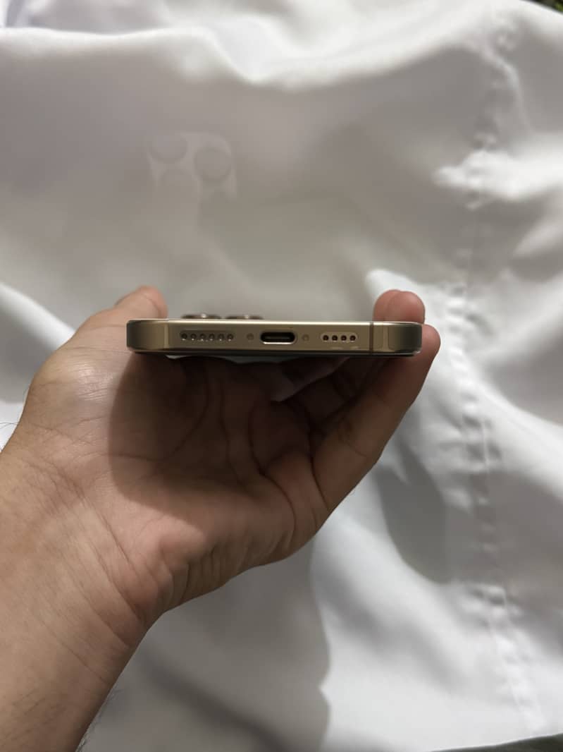 Apple iPhone 16 Pro Max 4