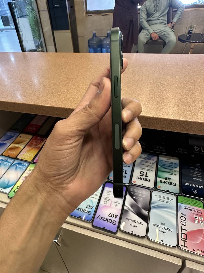 Apple iPhone 13 2