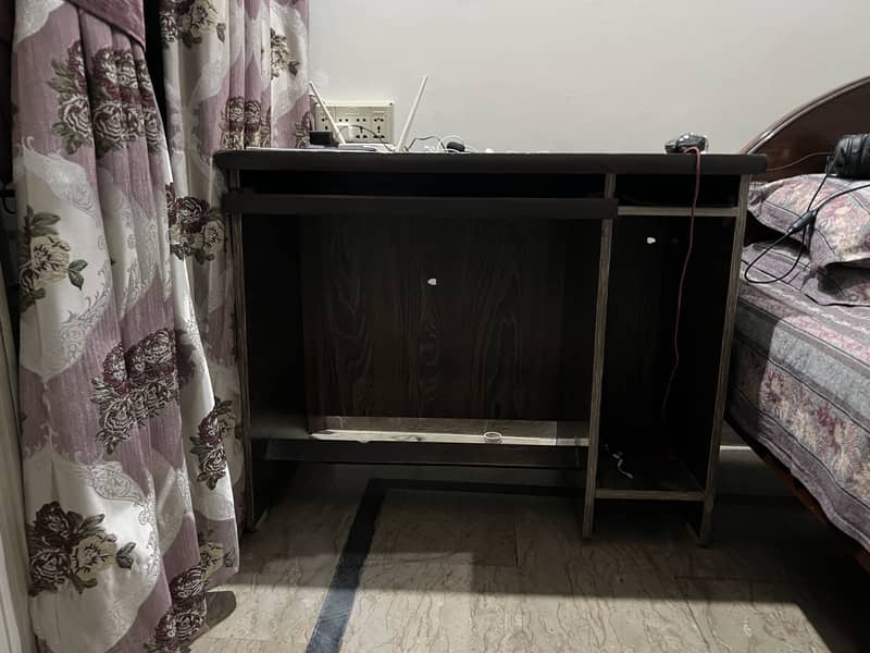 Computer table alike new 0