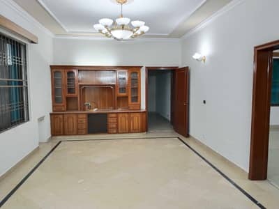 1 kanal upper portion with separate gate and drawing room available for rent near Y block commercial market phase 3 DHA Lahore