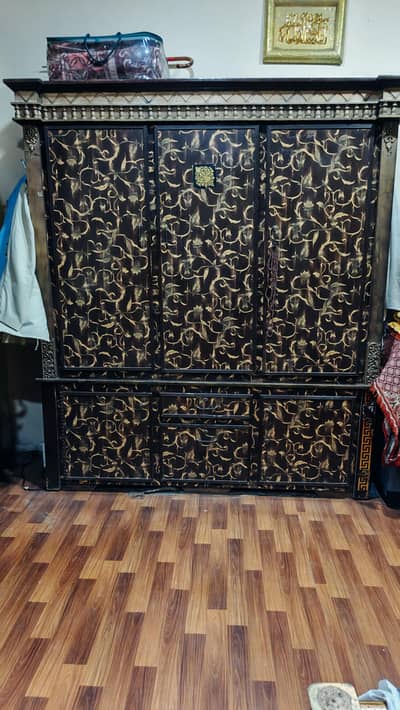 full size Clothe Almari