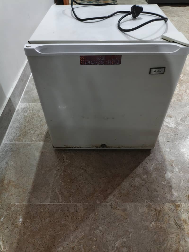 Mini fridge 0