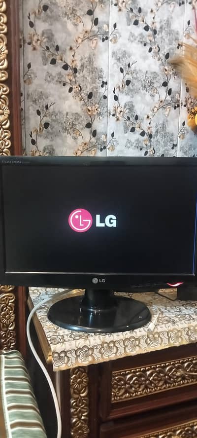 LG lcd 21" inch for computer   with power adapter. working condition