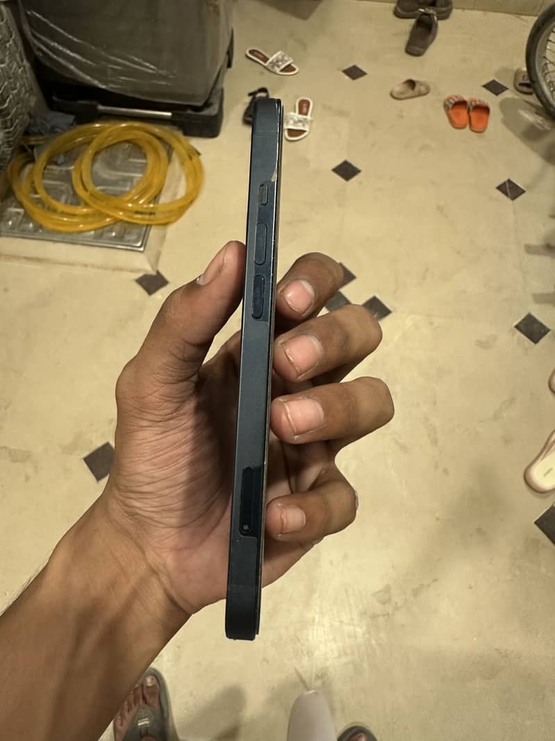 Apple iPhone 13 2