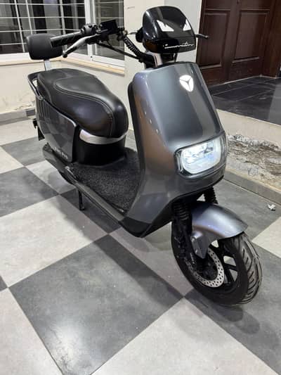 Yadea E8S Pro Electric Scooter | Excellent Condition |