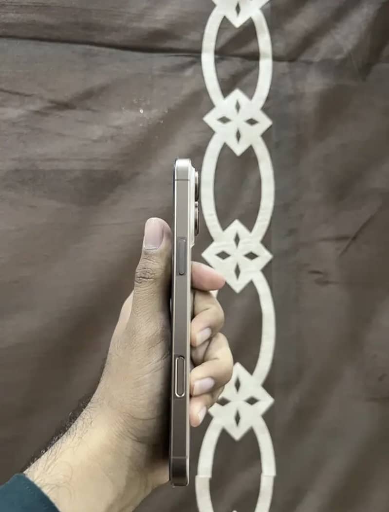 Apple iPhone 16 Pro Max 1