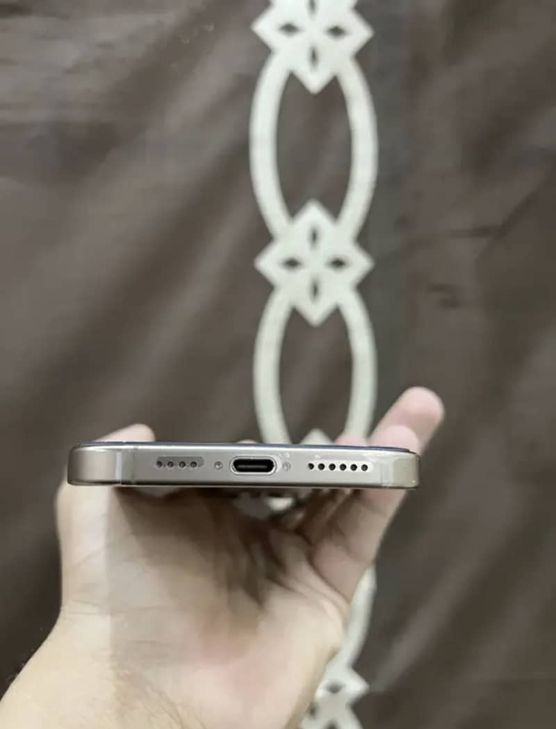 Apple iPhone 16 Pro Max 4