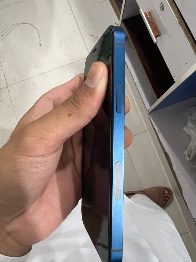 Apple iPhone 12 4