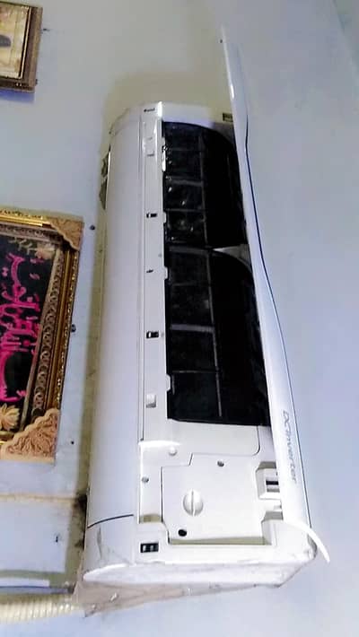 voltas hair Ac 1 ton in good conditions. Details are below