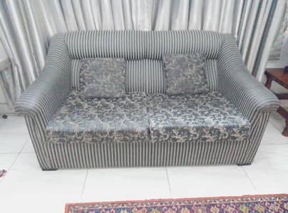 very comfortable sofa 7 seater with 7 cushions