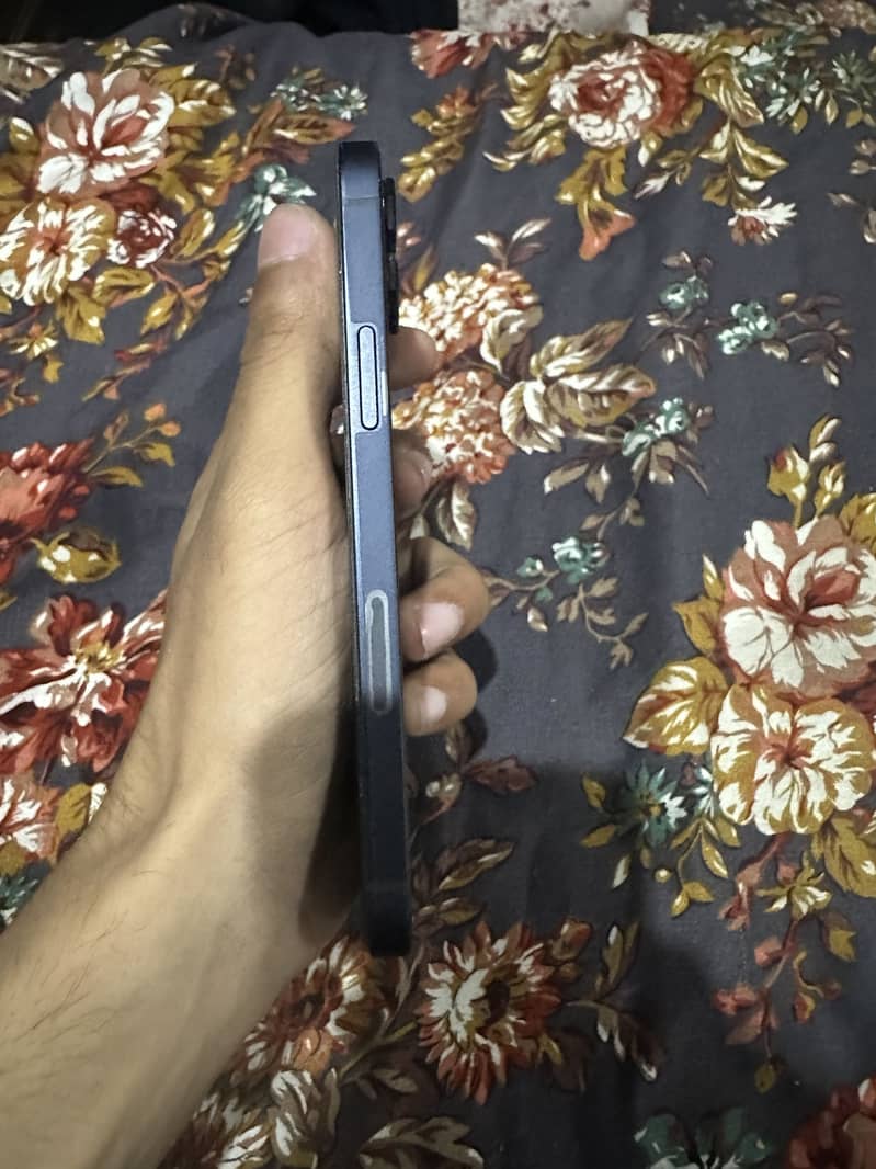 Apple iPhone 12 4