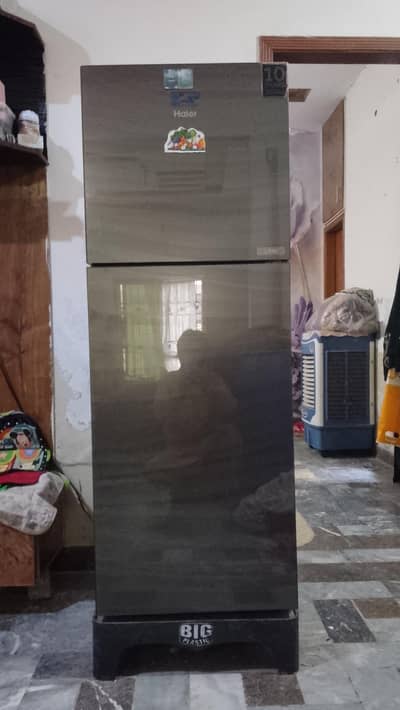 Haier company ki fridge hai ek Saal use hoi ha saaf suthri bilkul new