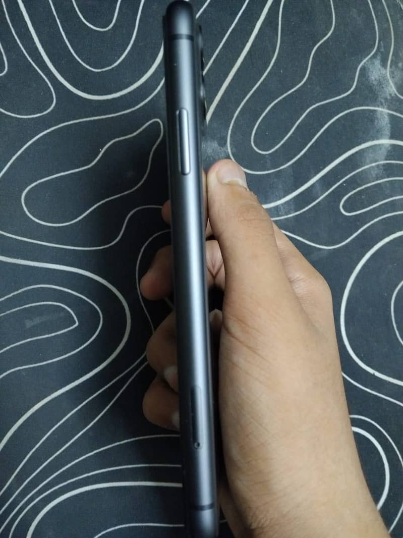 iPhone 11 3