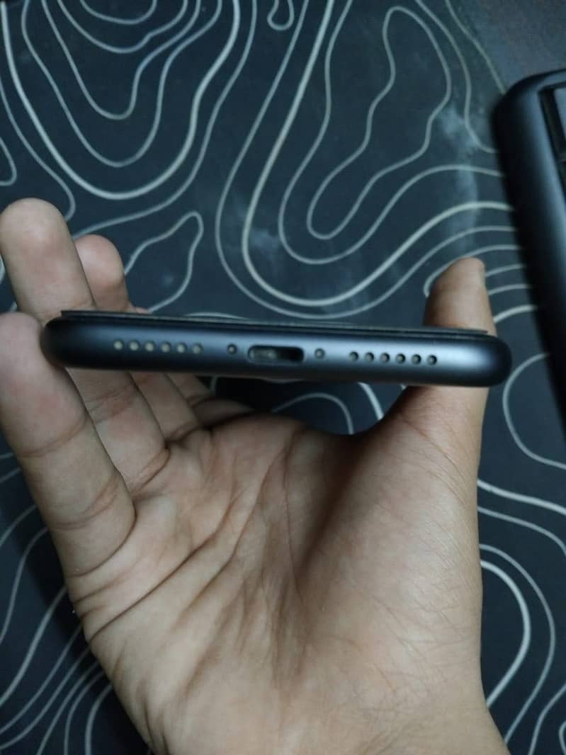 iPhone 11 4