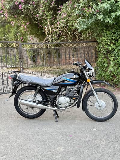 Suzuki GS-150 2023 end only 8000kms driven scratch less condition